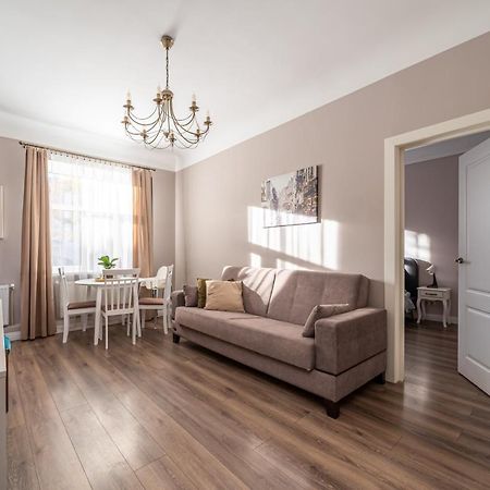 Stylish Latvian Classic 1-Bedroom Apartment Near City Center, Parks & Public Transport Links ريغا المظهر الخارجي الصورة