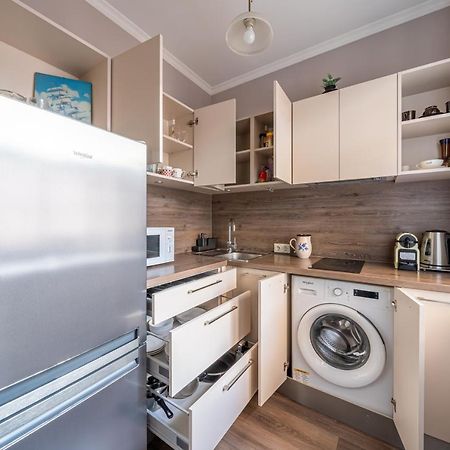 Stylish Latvian Classic 1-Bedroom Apartment Near City Center, Parks & Public Transport Links ريغا المظهر الخارجي الصورة