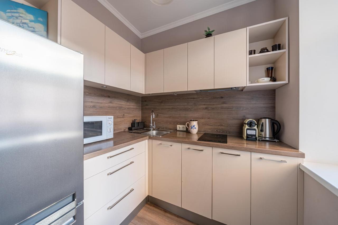 Stylish Latvian Classic 1-Bedroom Apartment Near City Center, Parks & Public Transport Links ريغا المظهر الخارجي الصورة