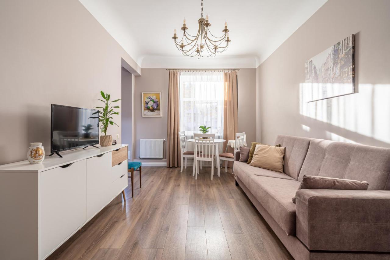 Stylish Latvian Classic 1-Bedroom Apartment Near City Center, Parks & Public Transport Links ريغا المظهر الخارجي الصورة