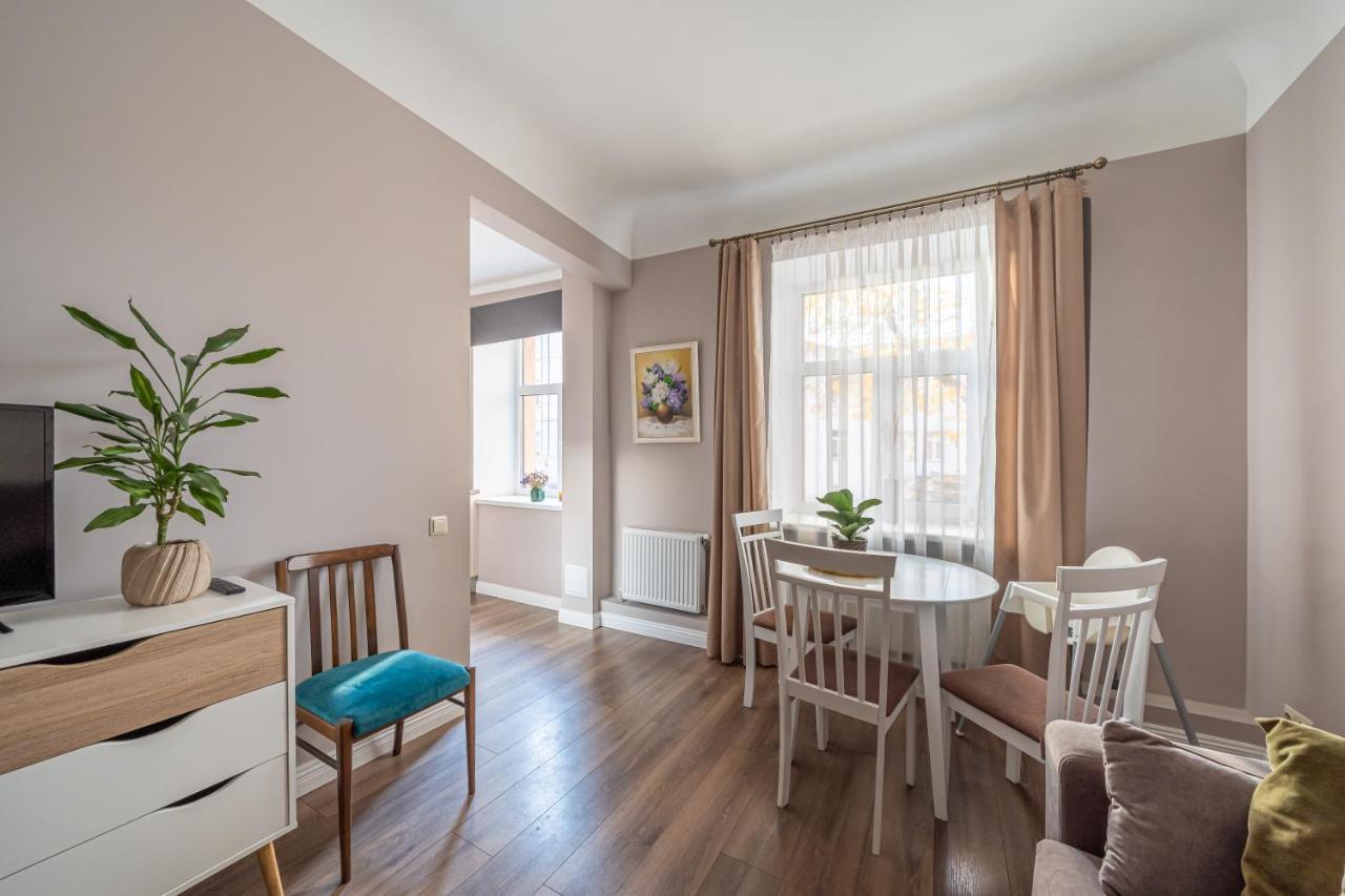 Stylish Latvian Classic 1-Bedroom Apartment Near City Center, Parks & Public Transport Links ريغا المظهر الخارجي الصورة