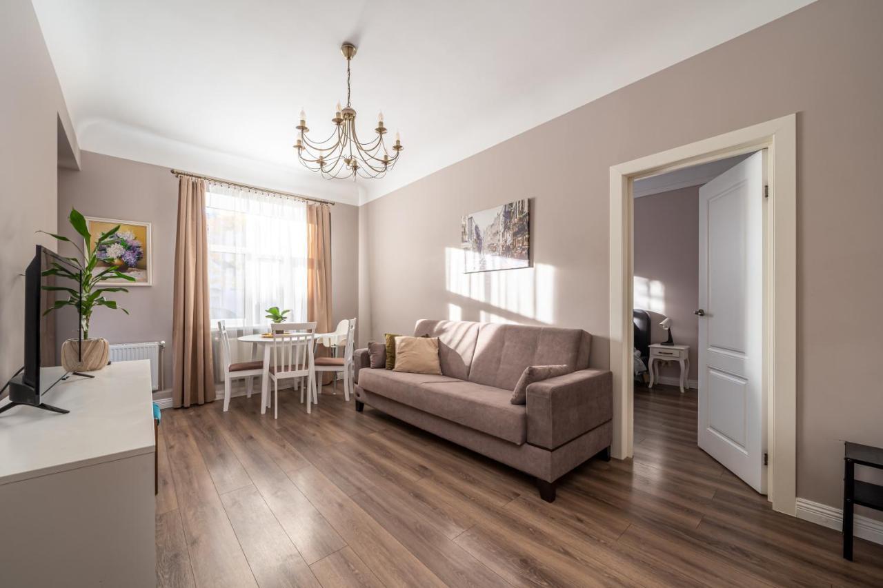 Stylish Latvian Classic 1-Bedroom Apartment Near City Center, Parks & Public Transport Links ريغا المظهر الخارجي الصورة