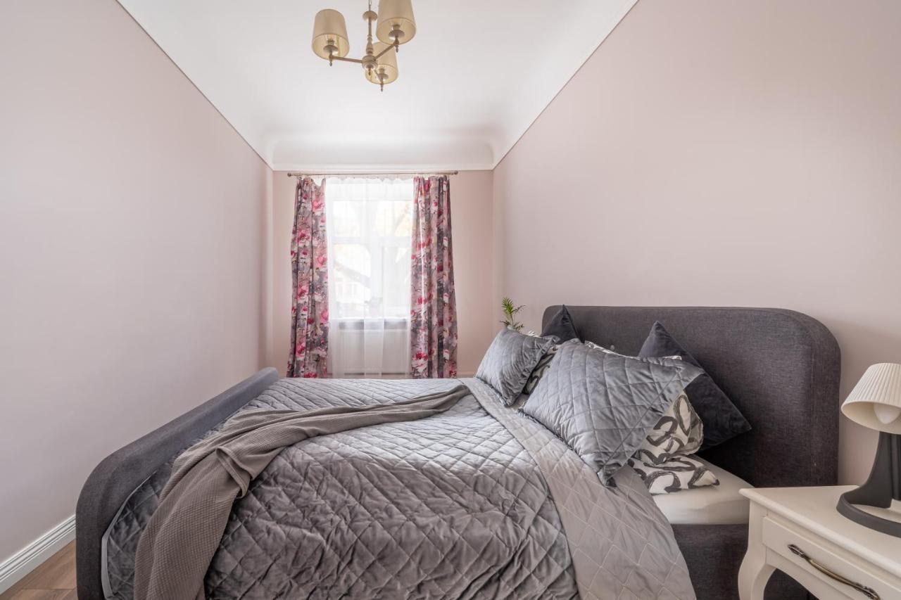 Stylish Latvian Classic 1-Bedroom Apartment Near City Center, Parks & Public Transport Links ريغا المظهر الخارجي الصورة