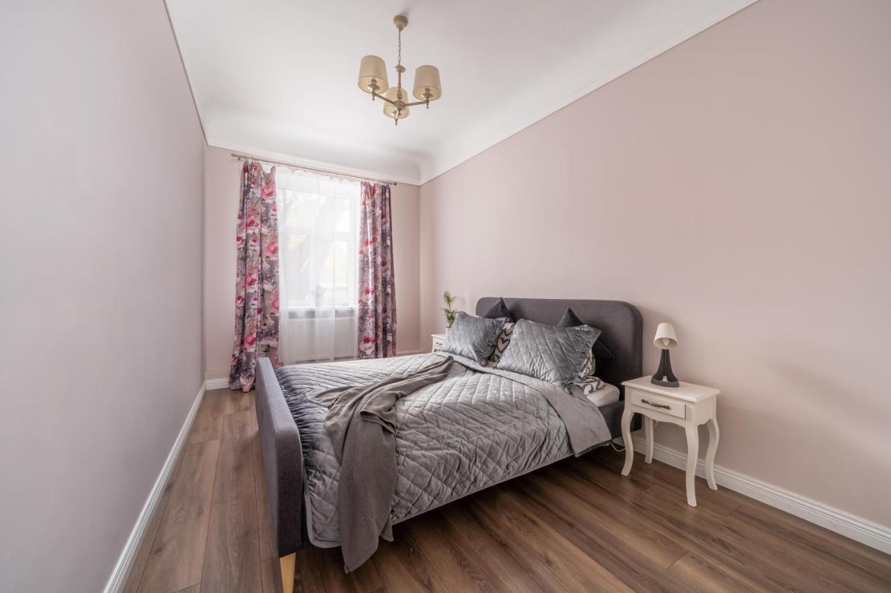 Stylish Latvian Classic 1-Bedroom Apartment Near City Center, Parks & Public Transport Links ريغا المظهر الخارجي الصورة