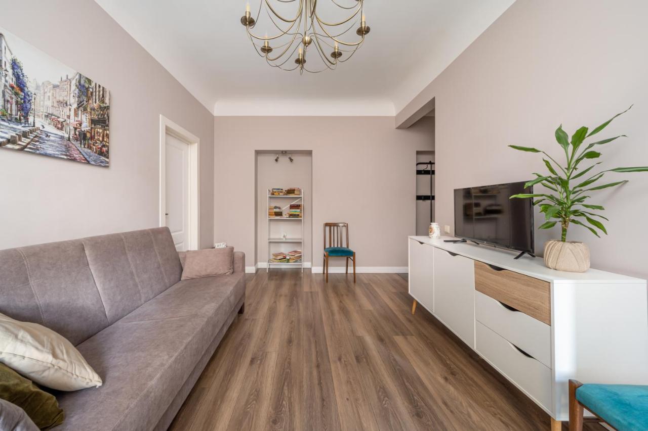 Stylish Latvian Classic 1-Bedroom Apartment Near City Center, Parks & Public Transport Links ريغا المظهر الخارجي الصورة