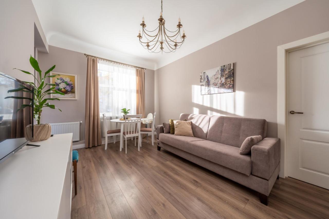 Stylish Latvian Classic 1-Bedroom Apartment Near City Center, Parks & Public Transport Links ريغا المظهر الخارجي الصورة