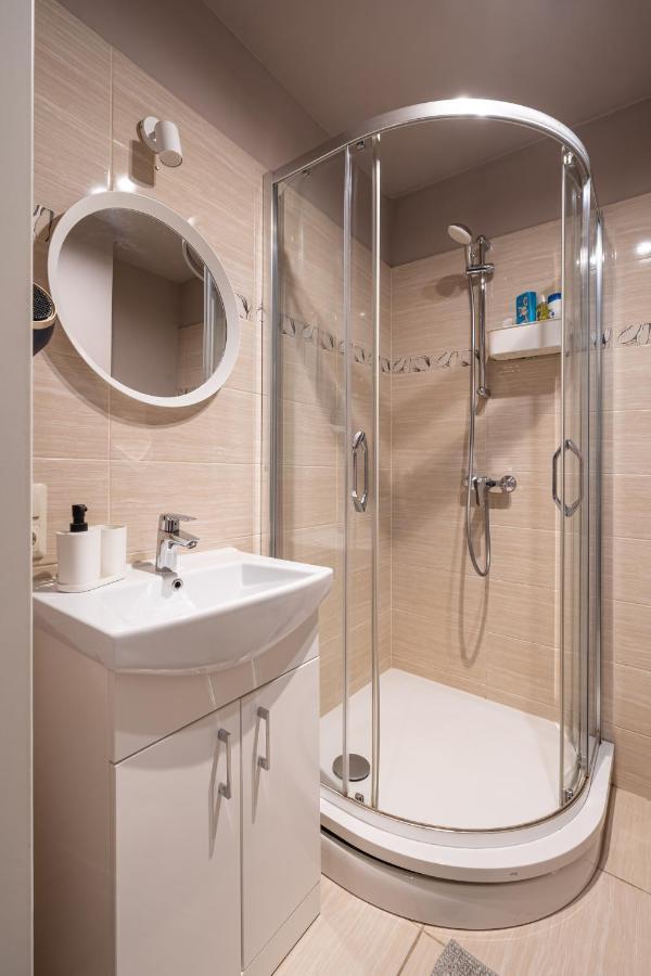 Stylish Latvian Classic 1-Bedroom Apartment Near City Center, Parks & Public Transport Links ريغا المظهر الخارجي الصورة