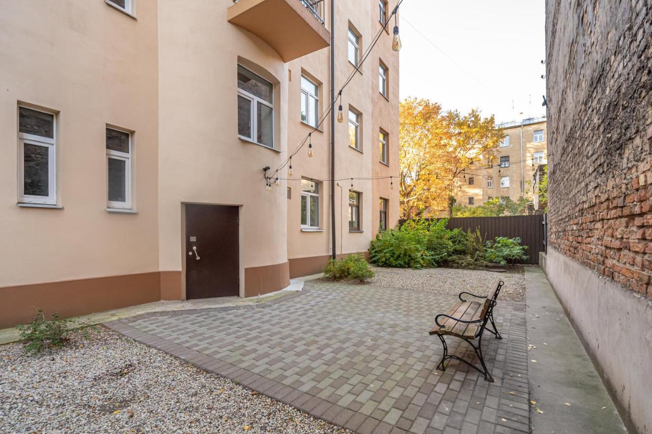 Stylish Latvian Classic 1-Bedroom Apartment Near City Center, Parks & Public Transport Links ريغا المظهر الخارجي الصورة