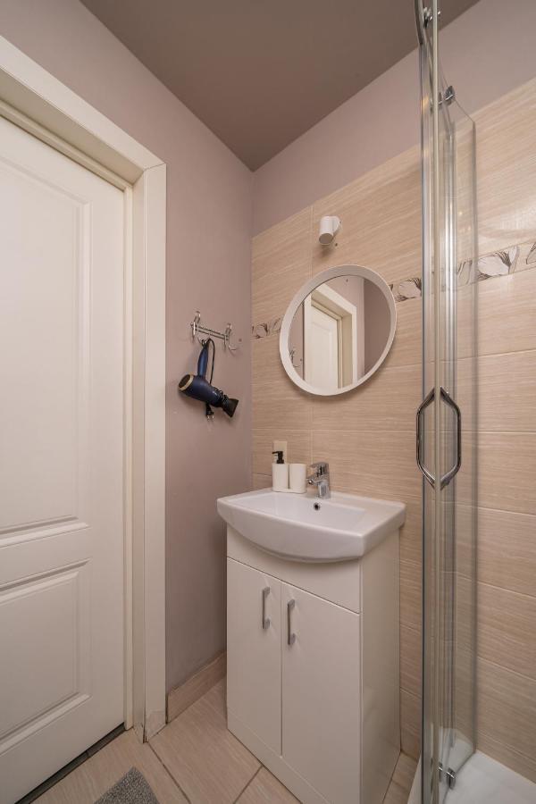 Stylish Latvian Classic 1-Bedroom Apartment Near City Center, Parks & Public Transport Links ريغا المظهر الخارجي الصورة