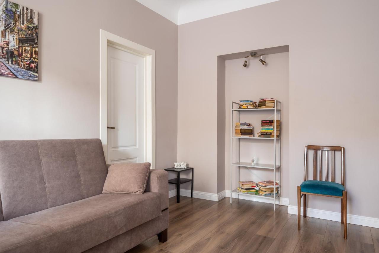 Stylish Latvian Classic 1-Bedroom Apartment Near City Center, Parks & Public Transport Links ريغا المظهر الخارجي الصورة