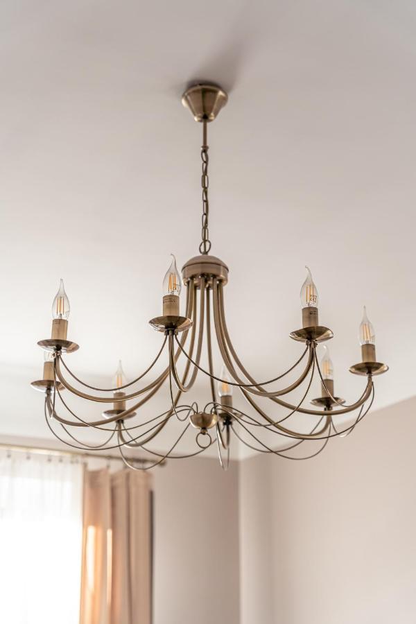 Stylish Latvian Classic 1-Bedroom Apartment Near City Center, Parks & Public Transport Links ريغا المظهر الخارجي الصورة