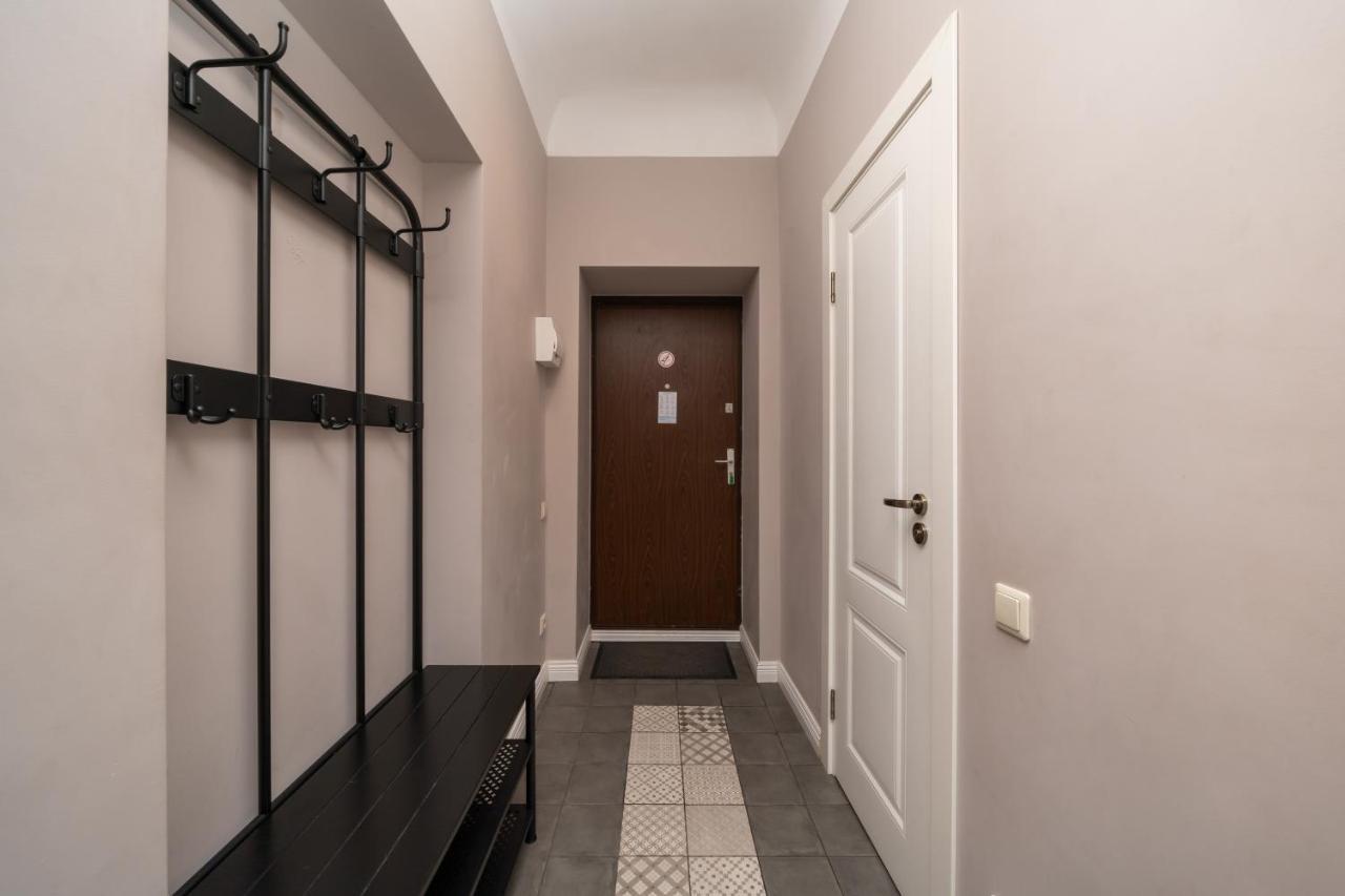 Stylish Latvian Classic 1-Bedroom Apartment Near City Center, Parks & Public Transport Links ريغا المظهر الخارجي الصورة