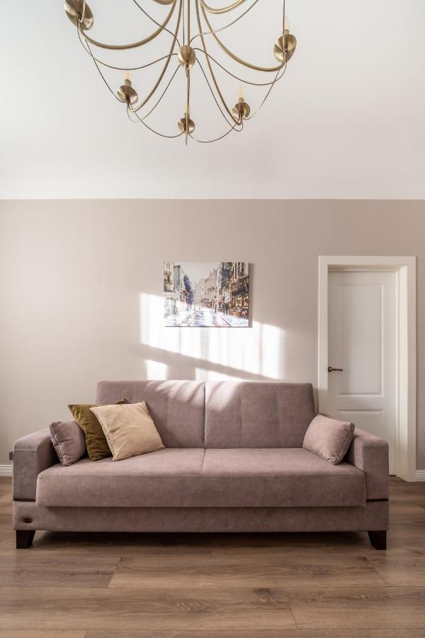 Stylish Latvian Classic 1-Bedroom Apartment Near City Center, Parks & Public Transport Links ريغا المظهر الخارجي الصورة