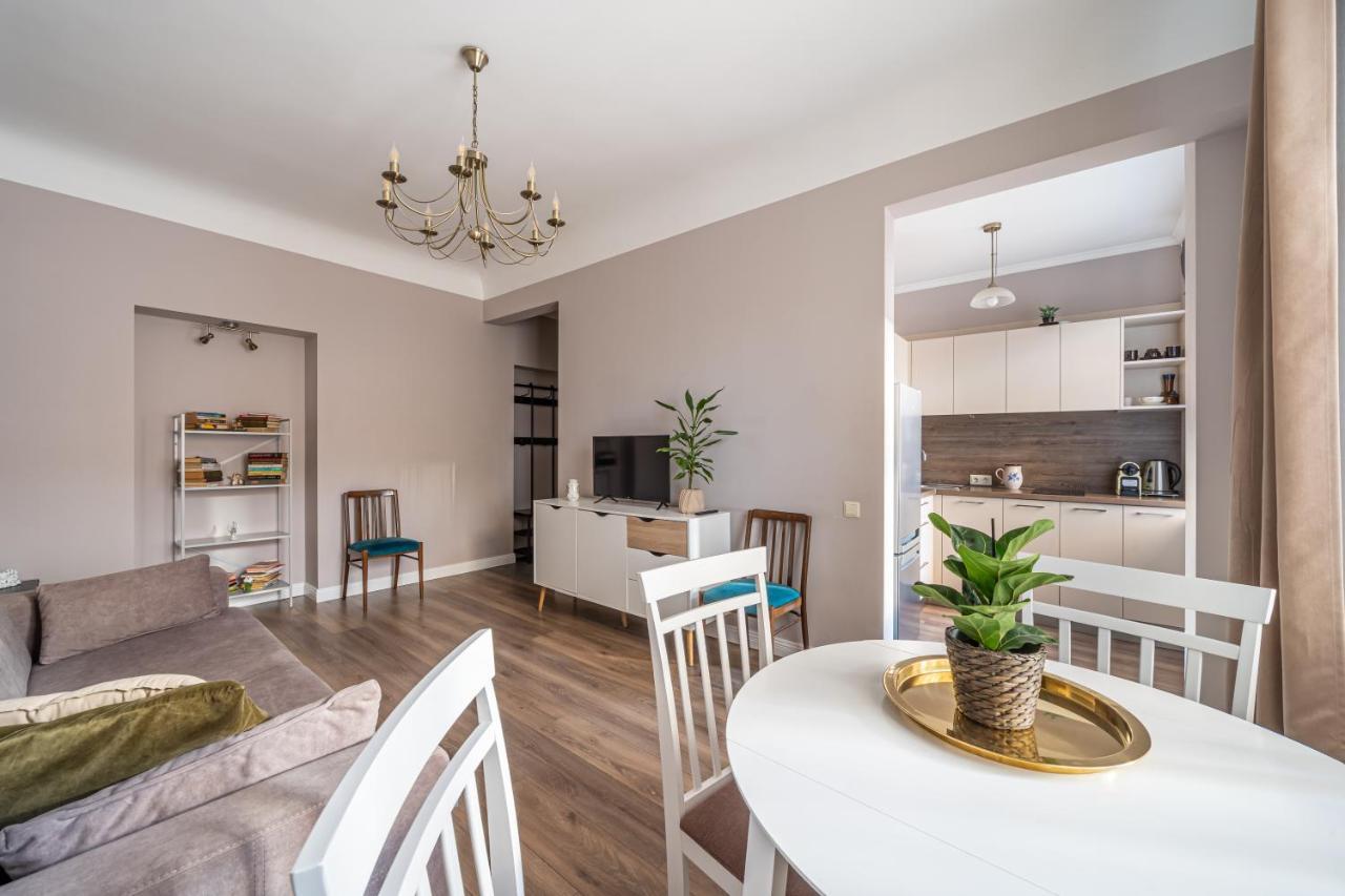 Stylish Latvian Classic 1-Bedroom Apartment Near City Center, Parks & Public Transport Links ريغا المظهر الخارجي الصورة